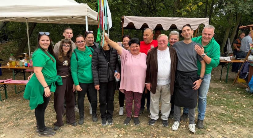 Újabb főzősiker, zúzapörkölttel nyerték el a vándorfakanalat