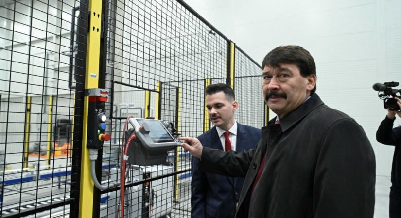 Papcsák Ferenc érdekeltsége végzi az Áder János alapítványához is köthető lárvagyár felszámolását