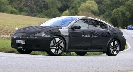 Szériaváltozatának karosszériáját rejtegető Hyundai Ioniq 6-ról készültek kémfotók