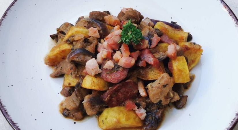 Kolbászos-szalonnás zsiványpecsenye: füstös, szaftos és brutál finom ez a recept