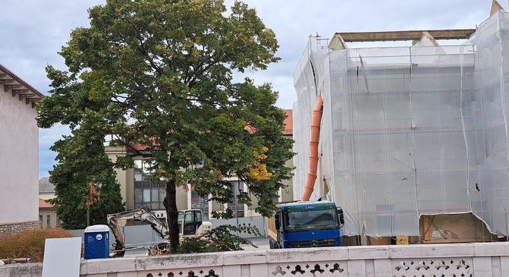 GIGABERUHÁZÁS – Kérdések és válaszok a Petőfi Színház felújításával kapcsolatosan