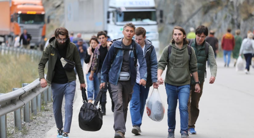 Menekülnek az oroszok a háború elől, nyolcszor annyian terveznek elmenni, mint májusban