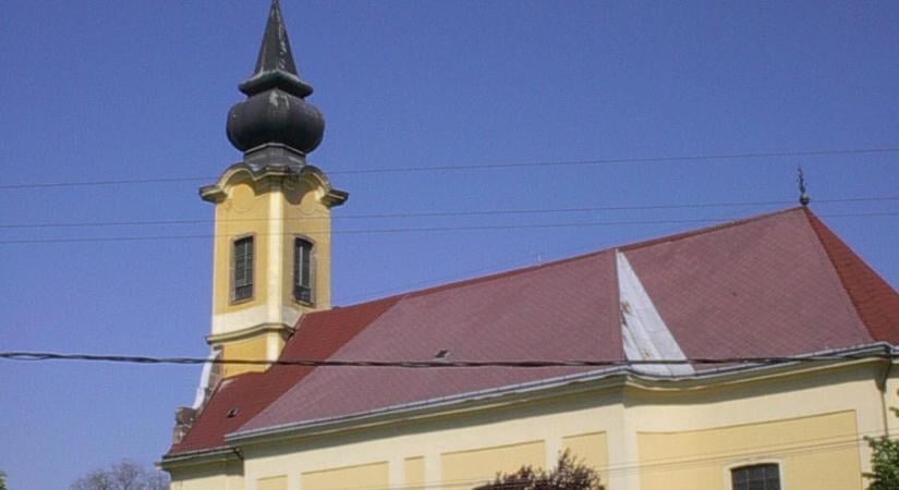 Késsel támadt egy járókelőre egy nő a mezőtárkányi templomkertben
