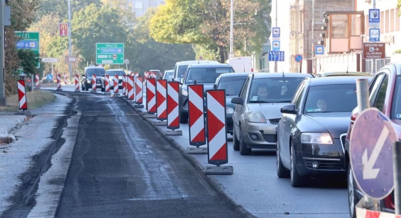 Újra lezárások a 26-os főúton, most ezen a szakaszon kell kerülgetni a munkagépeket – fotókkal