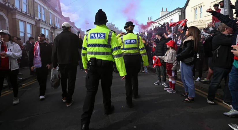 Elszabadult a pokol Liverpoolban, rendőrök csaptak le a szurkolókra – videó