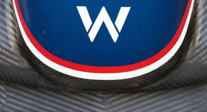 Elhagytak egy F1-es autót, bíróságra megy a csapat