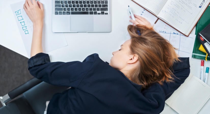 Miért lett ciki kipihentnek lenni? Így csináltunk a kimerültségből státuszszimbólumot