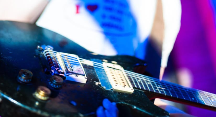 Súlyos egészségprobléma miatt vonul vissza a színpadtól az Offspring legendás gitárosa, Noodles