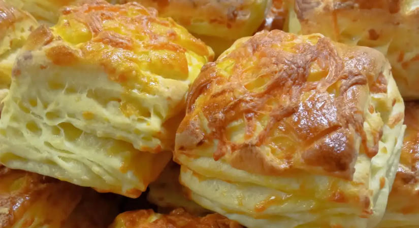 A tökéletes sajtos pogácsa titka: így lesz réteges és mennyeien omlós