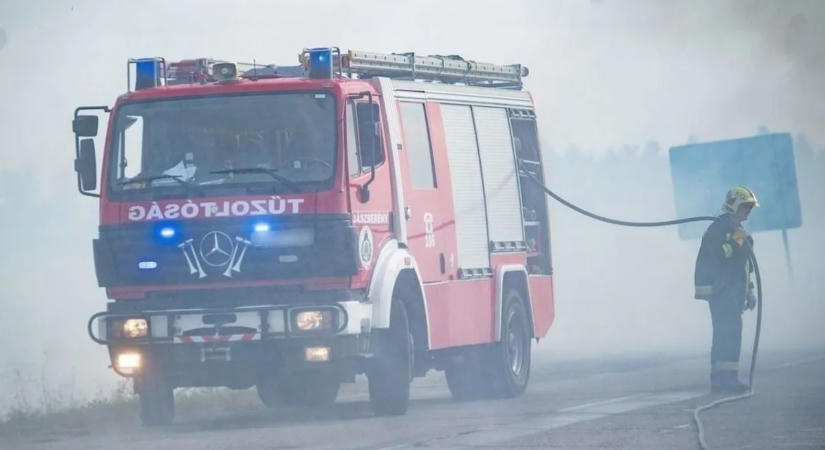 Újabb tűzeset Magyarországon, családi házra is átterjedtek a lángok
