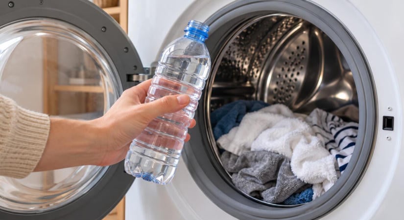 A japánok spórolási trükkje: Ez történik, ha egy vizespalackot dobsz a mosógépbe!