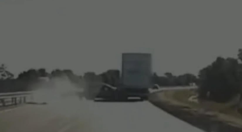 Súlyos baleset az M4-esen: irányíthatatlanná vált az utánfutós autó – videóval