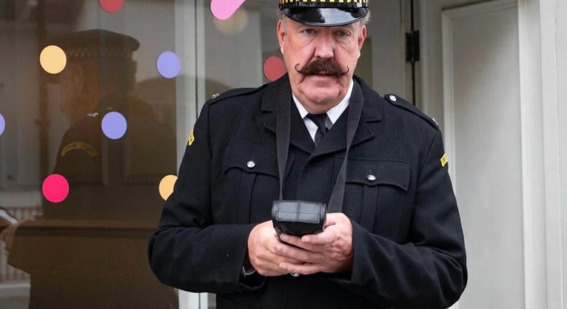 Óriás villanyautókat vennének autópályázásra a brit rendőrök