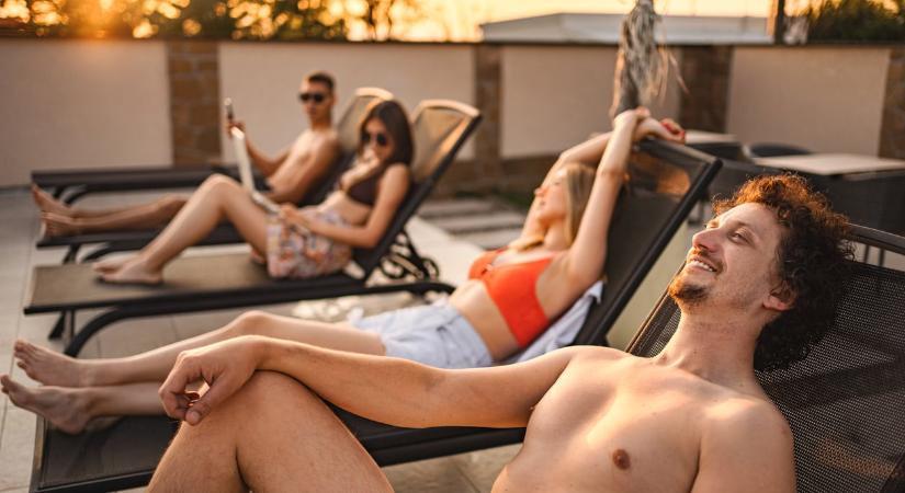 Íratlan strandetikett szabályok: Irritáló dolgok, amit a szomszéd napágyon ülők elkövetnek