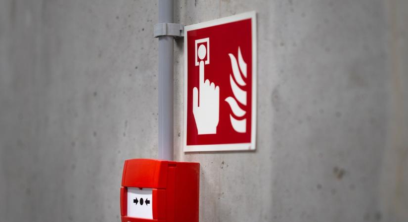 Igazi balfácán volt a dombóvári férfi: tűzriadót csinált, hogy fedezze, hogy ellopott két kolbászt