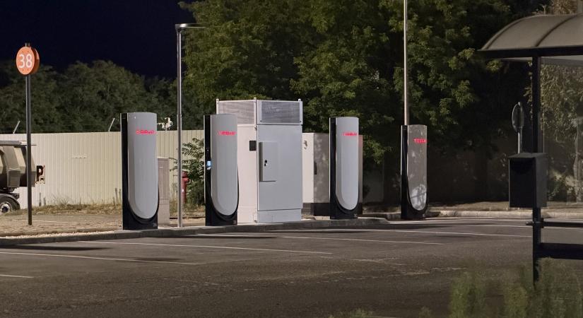 Kibővítették a fóti Tesla Superchargert