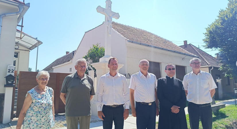 A kapuvári család viseli gondját a Széchenyi utcai kőkeresztnek