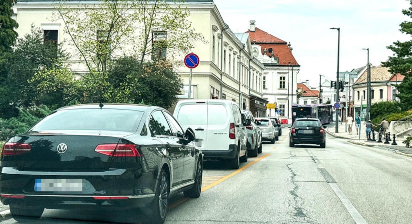 Visszakapcsolják a közlekedési lámpákat és változik a parkolási rend ( galéria, videó)