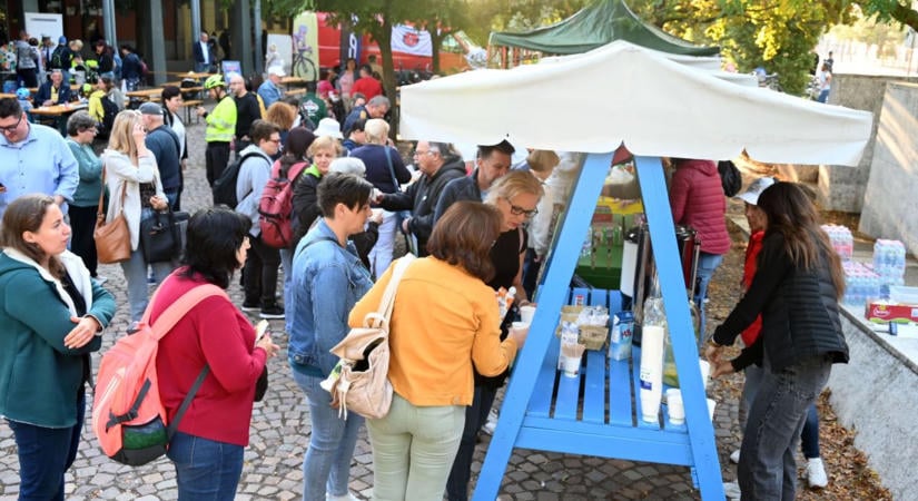 Két keréken indította a napot Szolnok: százával gördültek bicajosok a főtérre – videóval, galériával