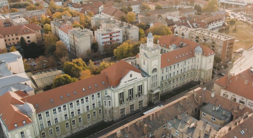 Megszüntetik a Pécsi Tudományegyetem doktori iskoláját, ahol a fideszesek érdemtelenül kaphattak doktori fokozatot