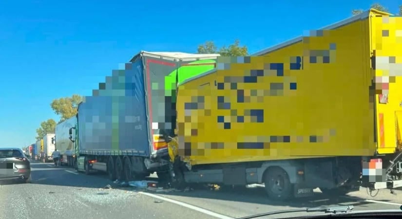 Halálos baleset az M5-ösön: kamionnal ütközött a kisteherautó