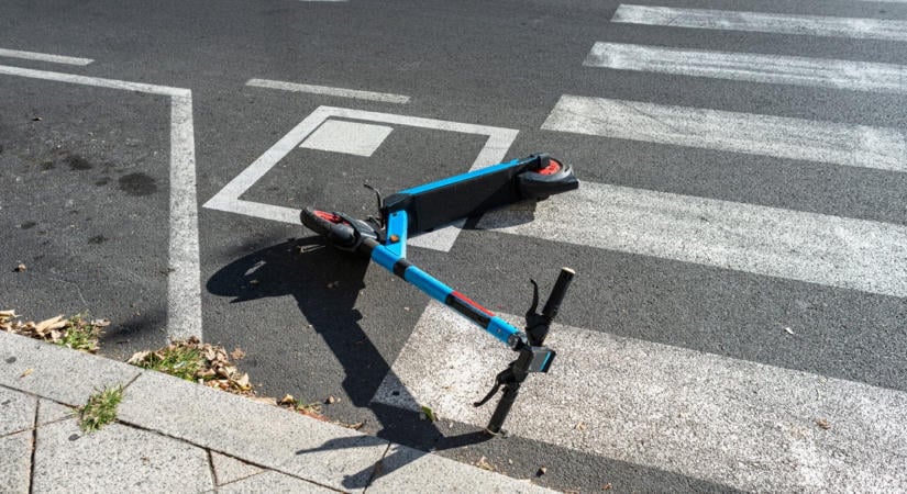 Hatalmasat estek a rollerrel Egerben: videóra vették a két fiatal lány súlyos balesetét