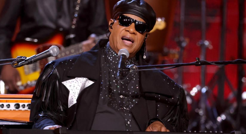 Stevie Wonder perel, hogy rakják ki volt menyasszonyát a házából