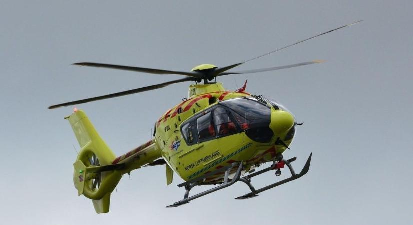 Megállították a forgalmat Budapest felé: mentőhelikopter szállt le az autópályára, akkora a baj