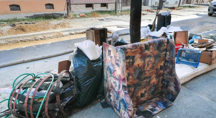 Lomtalanítás utáni káosz Szombathelyen: két hétig ottragadtak a hulladékkupacok a Kisfaludy utcában