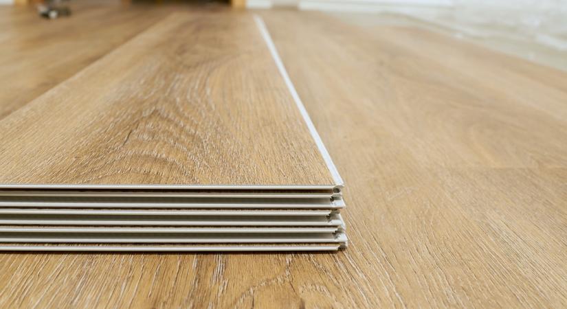 Vége a laminált padló uralmának? Egy olcsóbb, melegebb burkolat hódítja meg az otthonokat