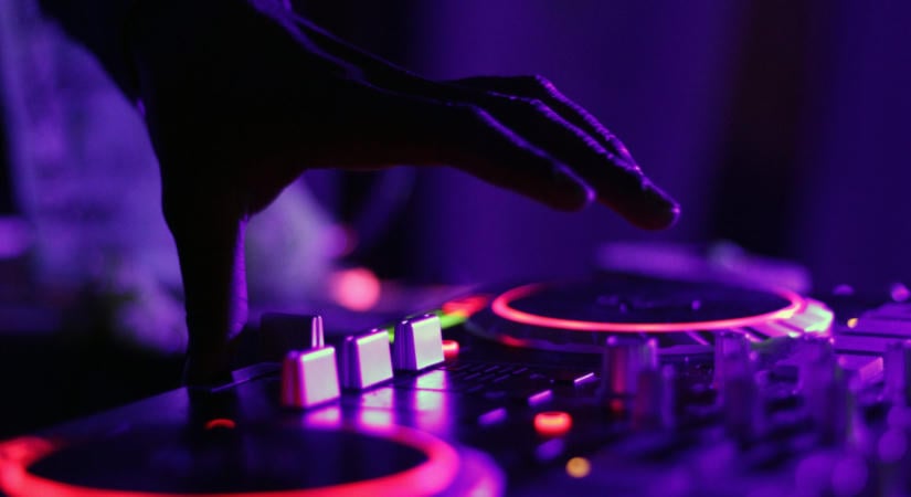 Lebukott a főnök előtt: beteget jelentett, majd elment DJ-zni egy klubba