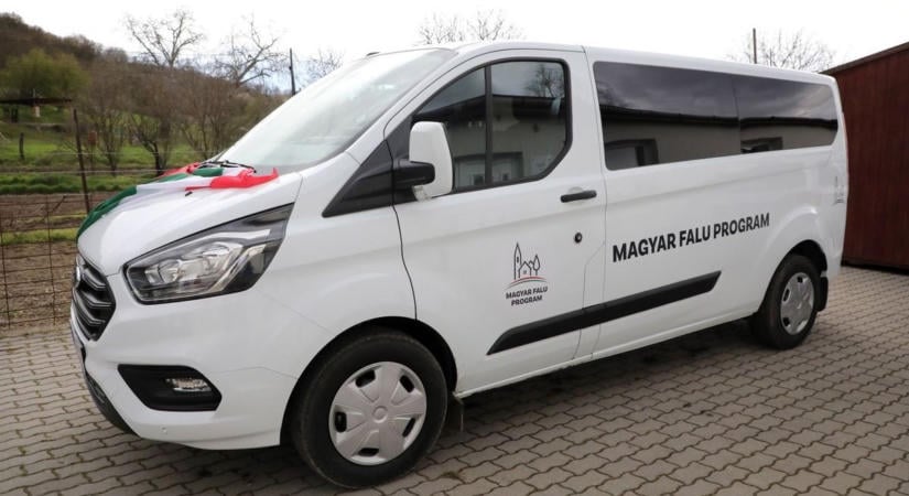 Közpénzes falubusszal ment nyaralni a polgármester fia és családja – dagad a botrány a somogyi kistelepülésen