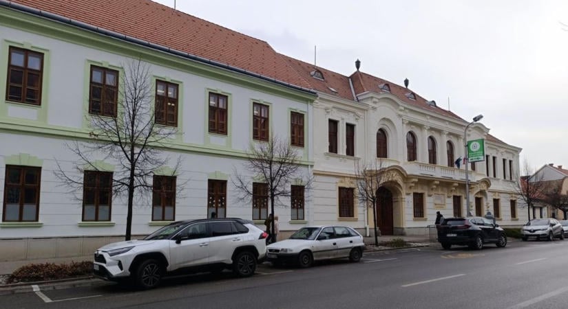 Bombariadó volt a pápai Tarczy-iskolában, kiürítették az épületet