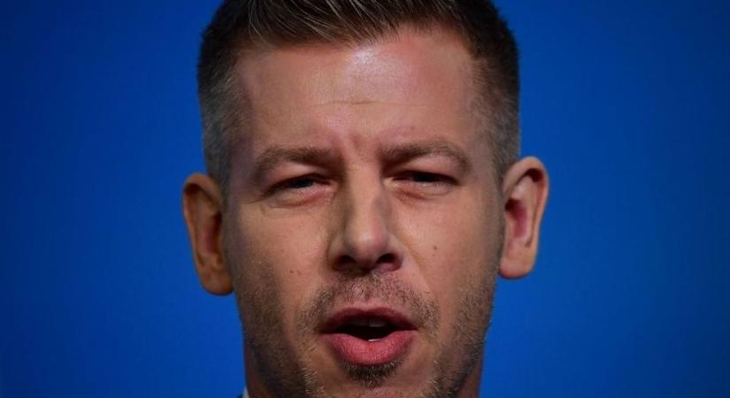 Az összes, NATO-csúcson részt vevő potentát kapott pisztolyt Erdogantól