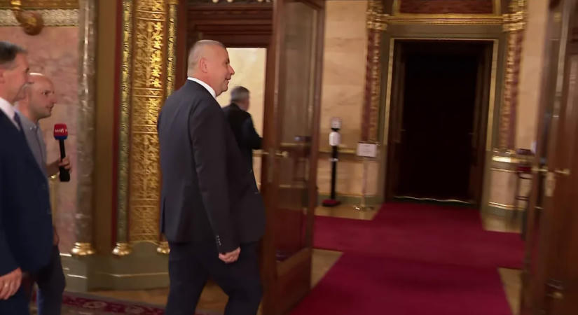 Válaszadás helyett a kamerába integetett a honvédelmi miniszter