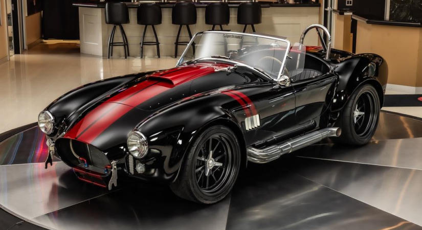 Itt egy Shelby Cobra, aminek gombnyomásra világít a fényezése
