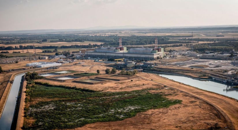 Már eresztik a vízbe a betontömböket Paksnál