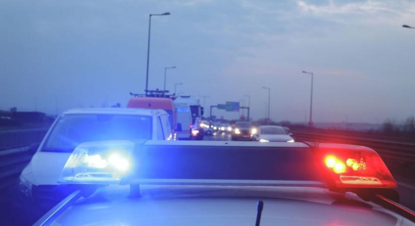 Baleset Mikepércsen: két autó karambolozott, az egyik egy buszba is belehajtott