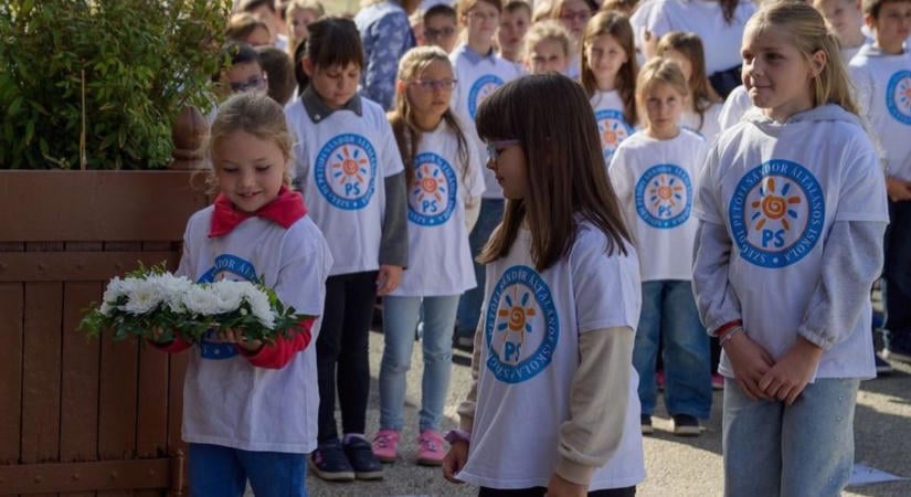 100 éves a szegedi iskola: időkapszulát helyeztek el a jubileumi héten