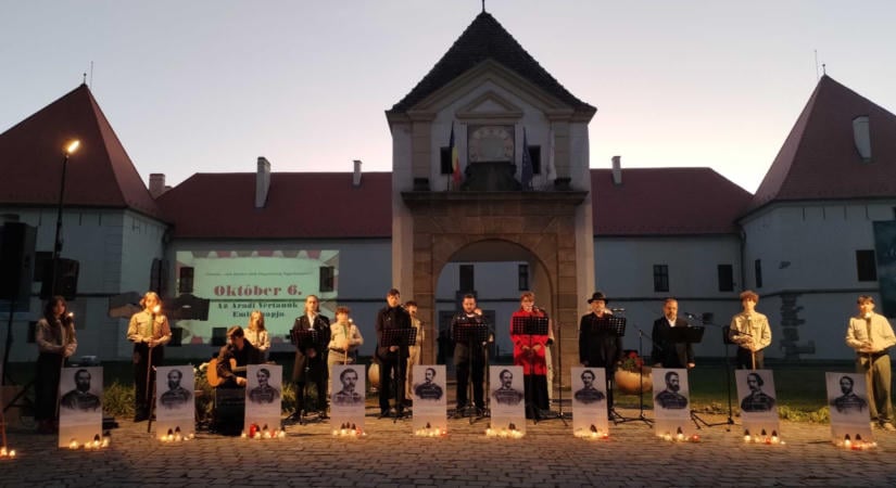 Dallal, szavalattal, gyertyagyújtással emlékeztek az aradi vértanúkra Csíkszeredában