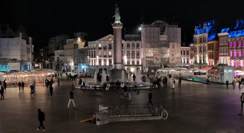 Forrong Franciaország: éjszakai korlátozásokat vezettek be, a rendkívüli állapot is szóba került