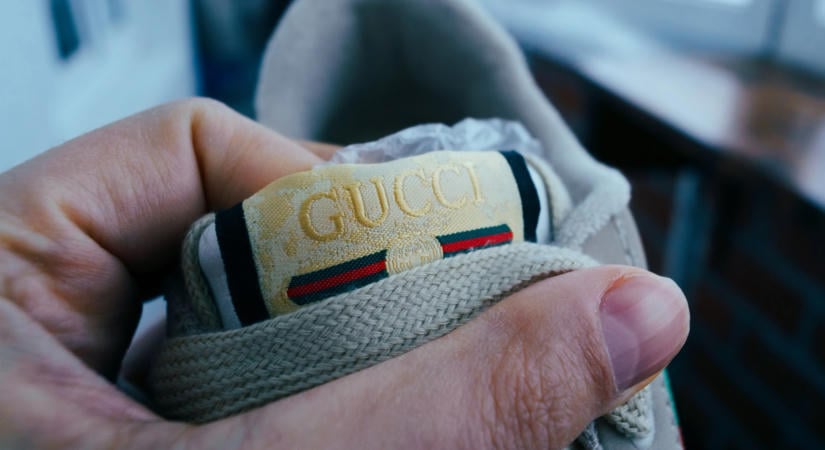 Többmilliós luxusvillából a bolhapiacra kerültek a Gucci család tárgyai