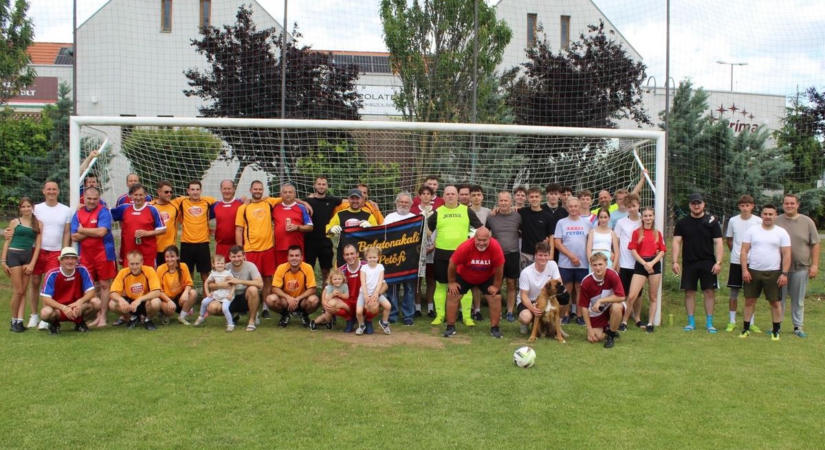 Így ünneplik a focit Balatonakaliban, emlékművel gazdagodott a helyi sporttelep