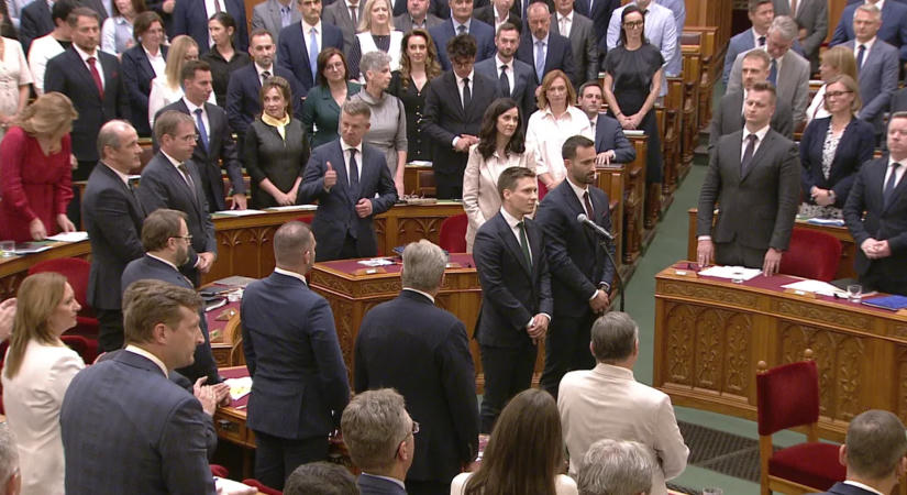 Botrányosan viselkedett Magyar Péter a parlamenti eskütétel alatt