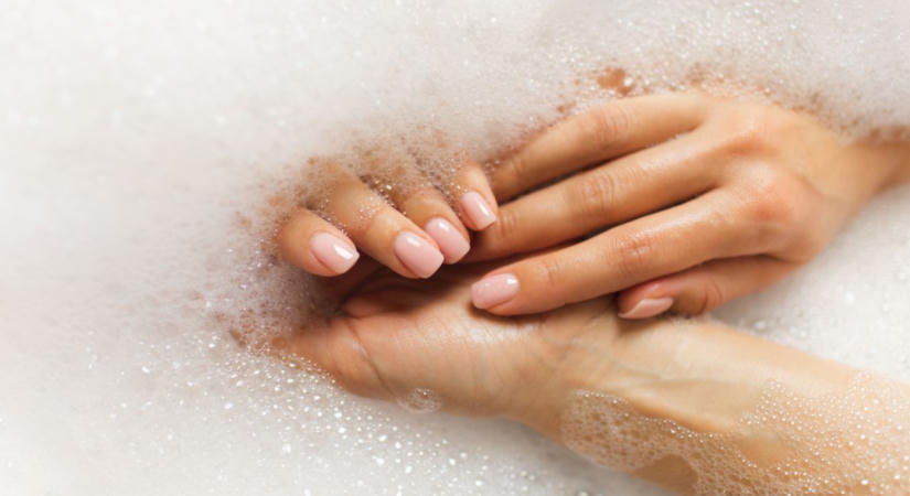 A körömtrend, amely leváltja a nyári harsány színeket: soap nails és sheer nude