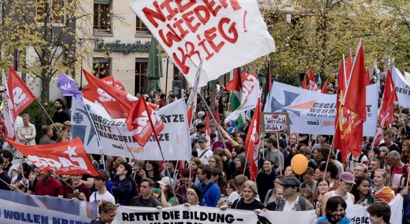 Németországban is elszakadt a cérna: a sorkatonaság és a fegyverkezés ellen tüntettek Berlinben – ezrek mondtak nemet a háborús politikára