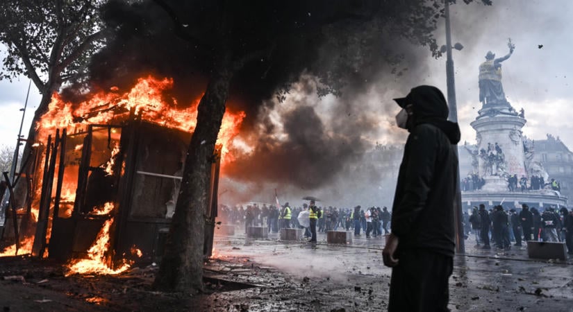 Jelentettek a francia titkosszolágatok: váratlan szövetség robbantotta ki a pusztító zavargásokat