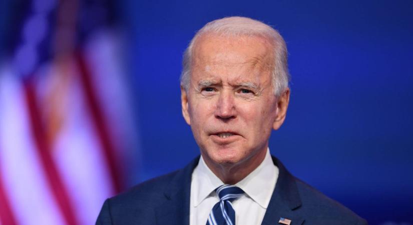 Itt a bizonyíték: Joe Biden nem tud magától köszönni és leülni