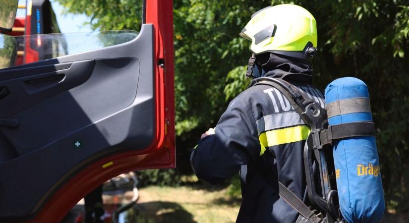 Lángra kapott egy bálázógép Erdőtelken, pillanatok alatt a tarló is égett  Fotó