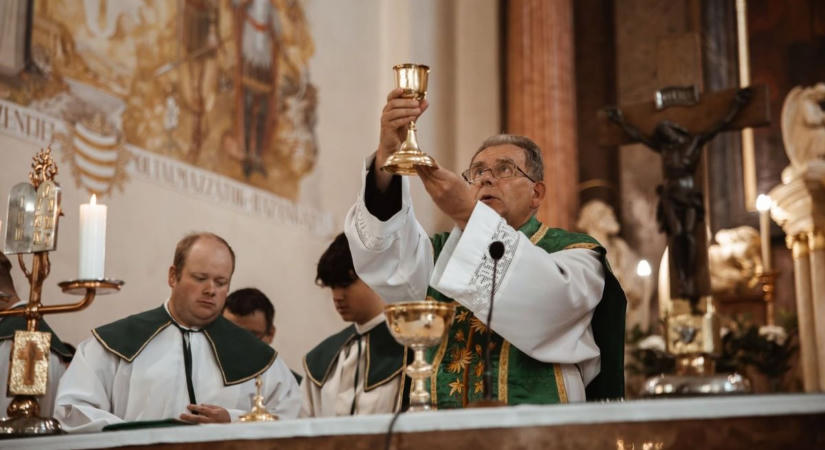 26 év után búcsúzik városától Finta József, Csepreg plébánosa